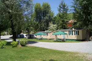 Mobilheime Camping Les Bords du Tarn - Mobilheime vom Campingplatz mit Esstischen unter einem Pavillon