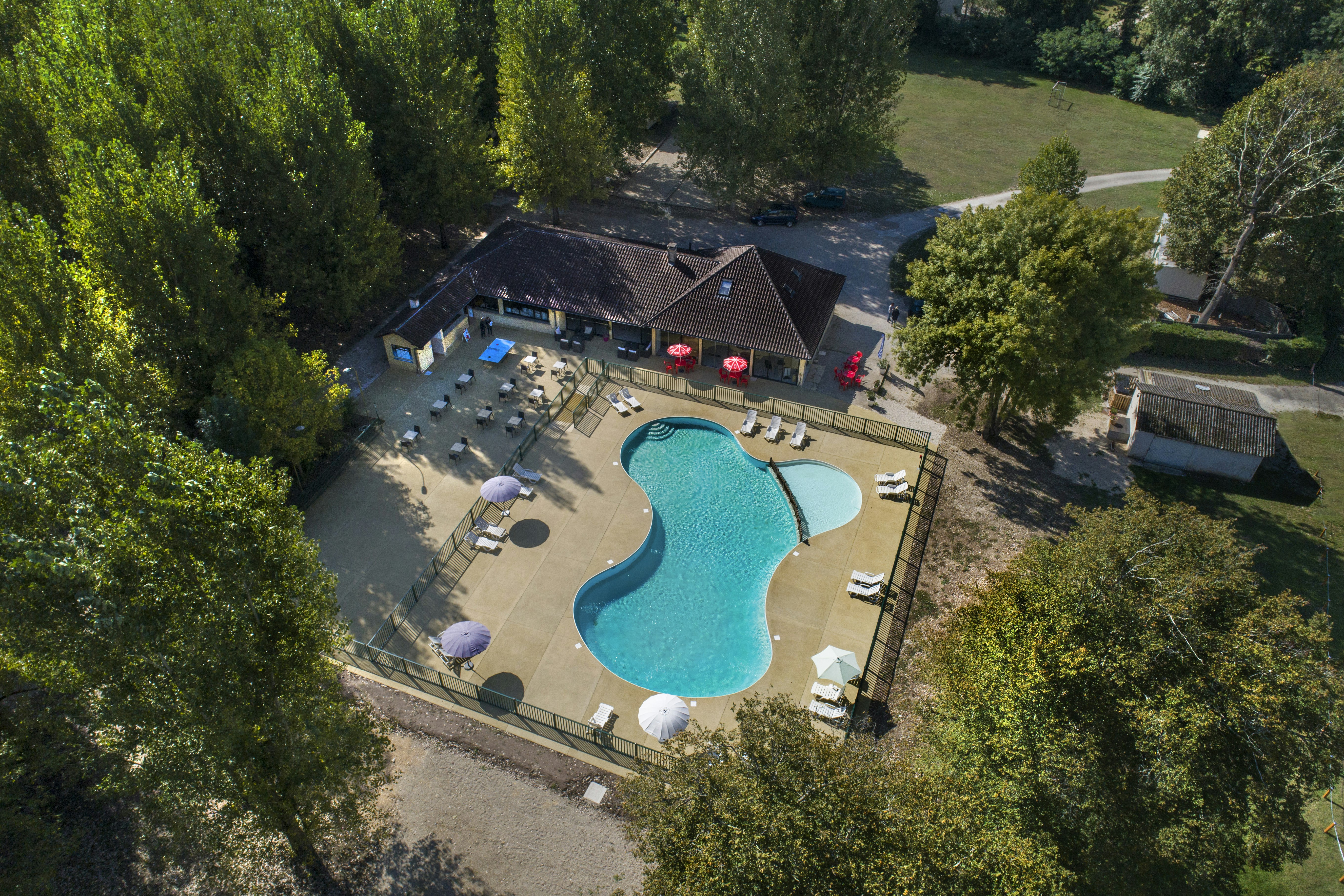 Camping Les Borgnes  - Luftaufnahme des Campingplatzes mit Pool im Freien