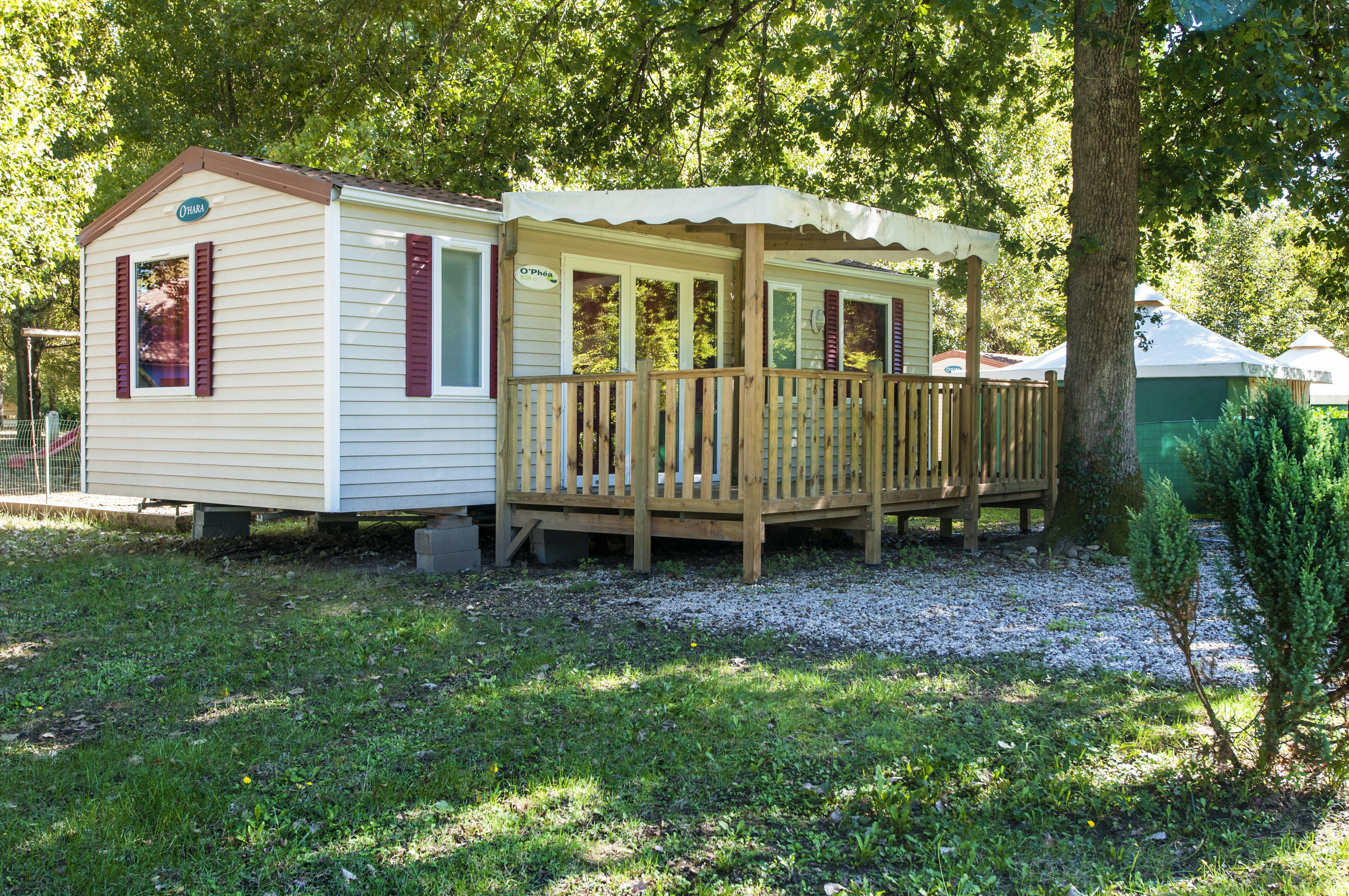 Camping Les Borgnes  - Mobilheim mit Terrasse auf dem Campingplatz