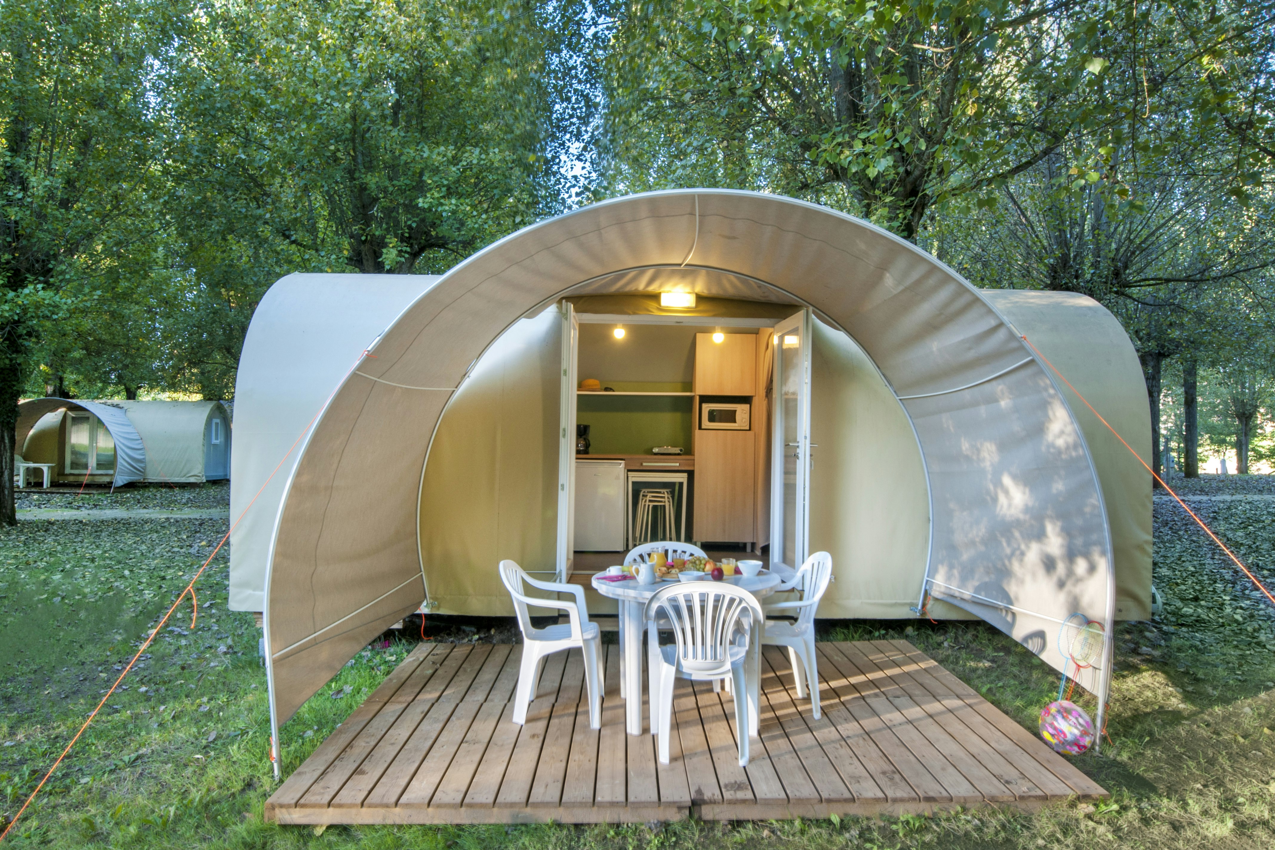 Camping Les Borgnes - Glamping-Unterkünfte auf dem Campingplatz