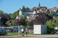 Camping Les Boucles de La Moselle - Blick vom Campingplatz auf Liverdun 