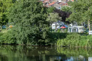 Camping de La Moselle Camping Les Boucles de La Moselle - Standplätze in Flussnähe umgeben von Bäumen