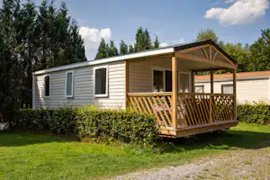 Camping Les Bouleaux - Mobilheim mit Veranda auf dem Campingplatz