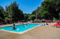 Camping Les Bouleaux - Gäste beim Baden im Outdoor-Pool