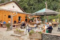 Camping Les Bouleaux - Restaurant mit Terrasse im Freien