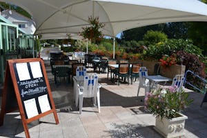 Camping Les Breuils - Restaurant mit Terrasse auf dem Campingplatz