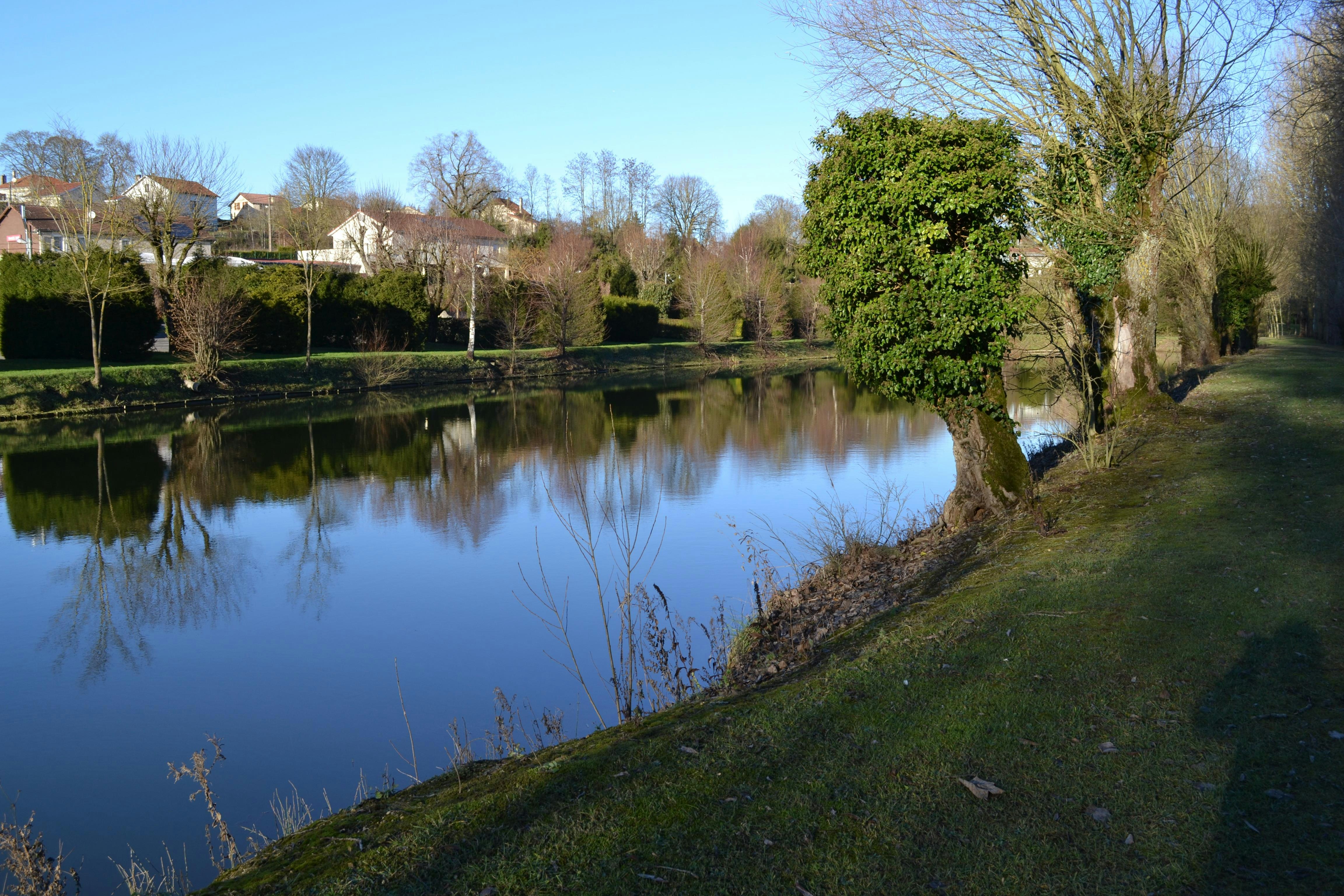 Camping Les Breuils - Campingplatz am Ufer des Flusses
