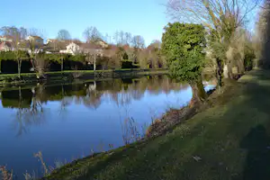 Camping Les Breuils - Campingplatz am Ufer des Flusses