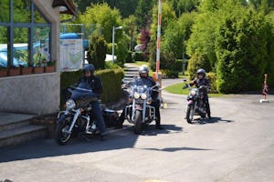Camping Les Breuils - Motorradfahrer auf dem Campingplatz