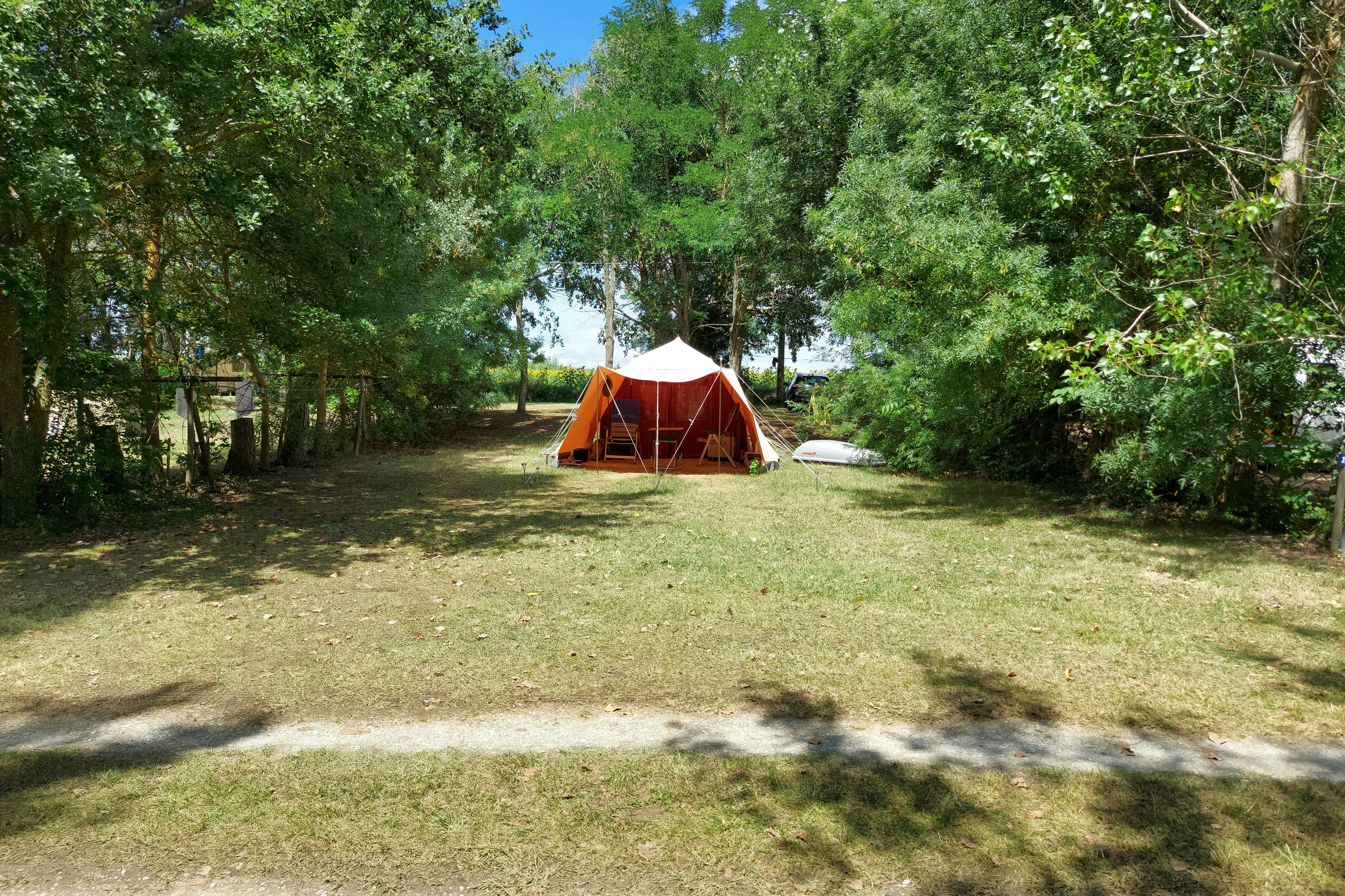 Camping Les Brugues - Blick auf ein Zelt auf der Wiese