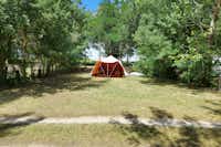 Camping Les Brugues - Blick auf ein Zelt auf der Wiese