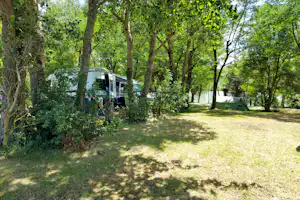 Camping Les Brugues - Zelt- und Standplatzwiese auf dem Campingplatz
