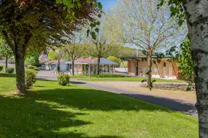 Camping Les Bruyères - Rezeption und Sanitärgebäude auf dem Campingplatz