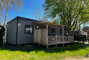 Camping Les Bruyères de Carnac - Mobilheim mit Terrasse auf dem Campingplatz