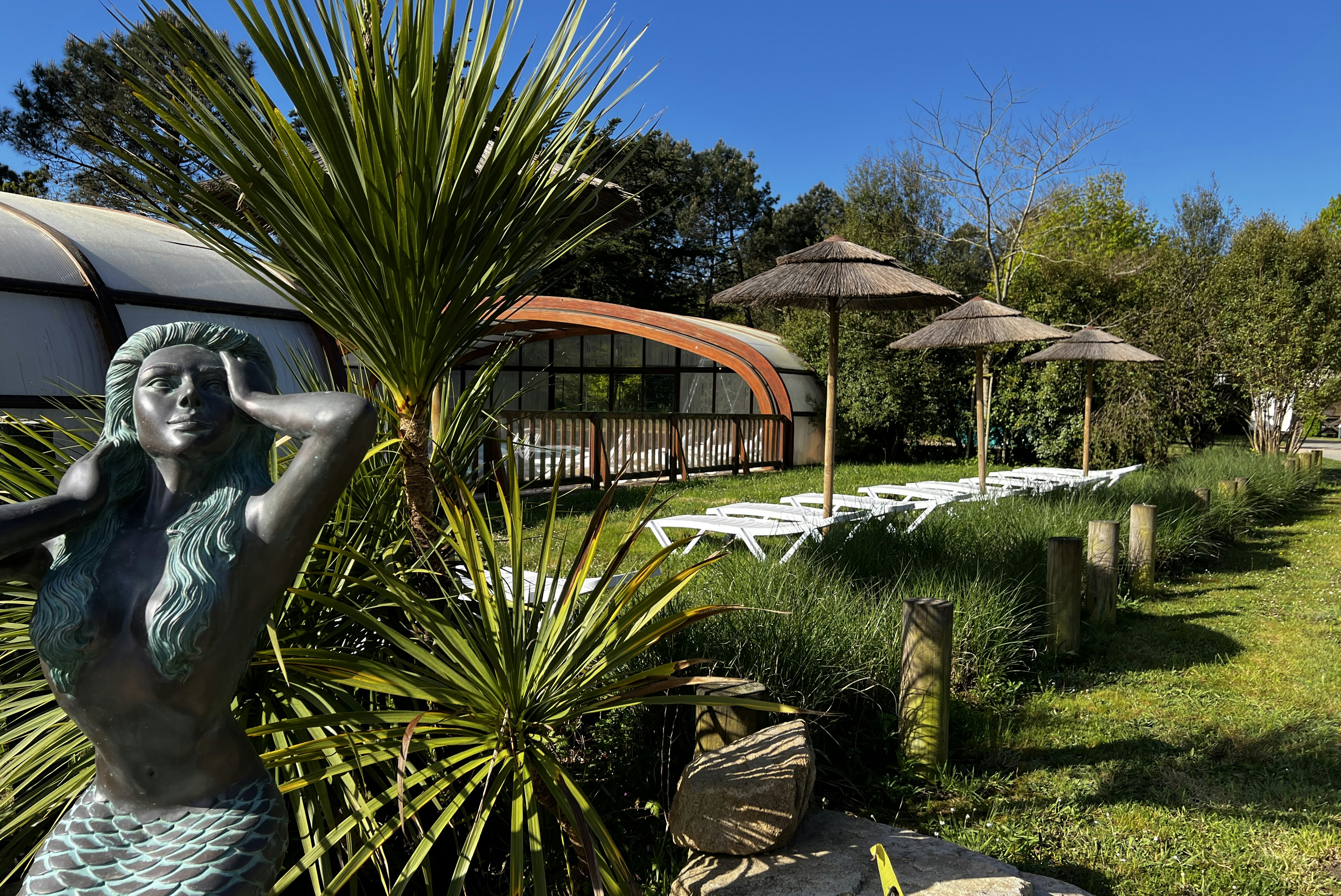 Camping Les Bruyères de Carnac  - Pool im Freien mit Liegestühlen und Sonnenschirmen
