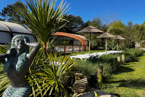 Camping Les Bruyères de Carnac - Pool im Freien mit Liegestühlen und Sonnenschirmen