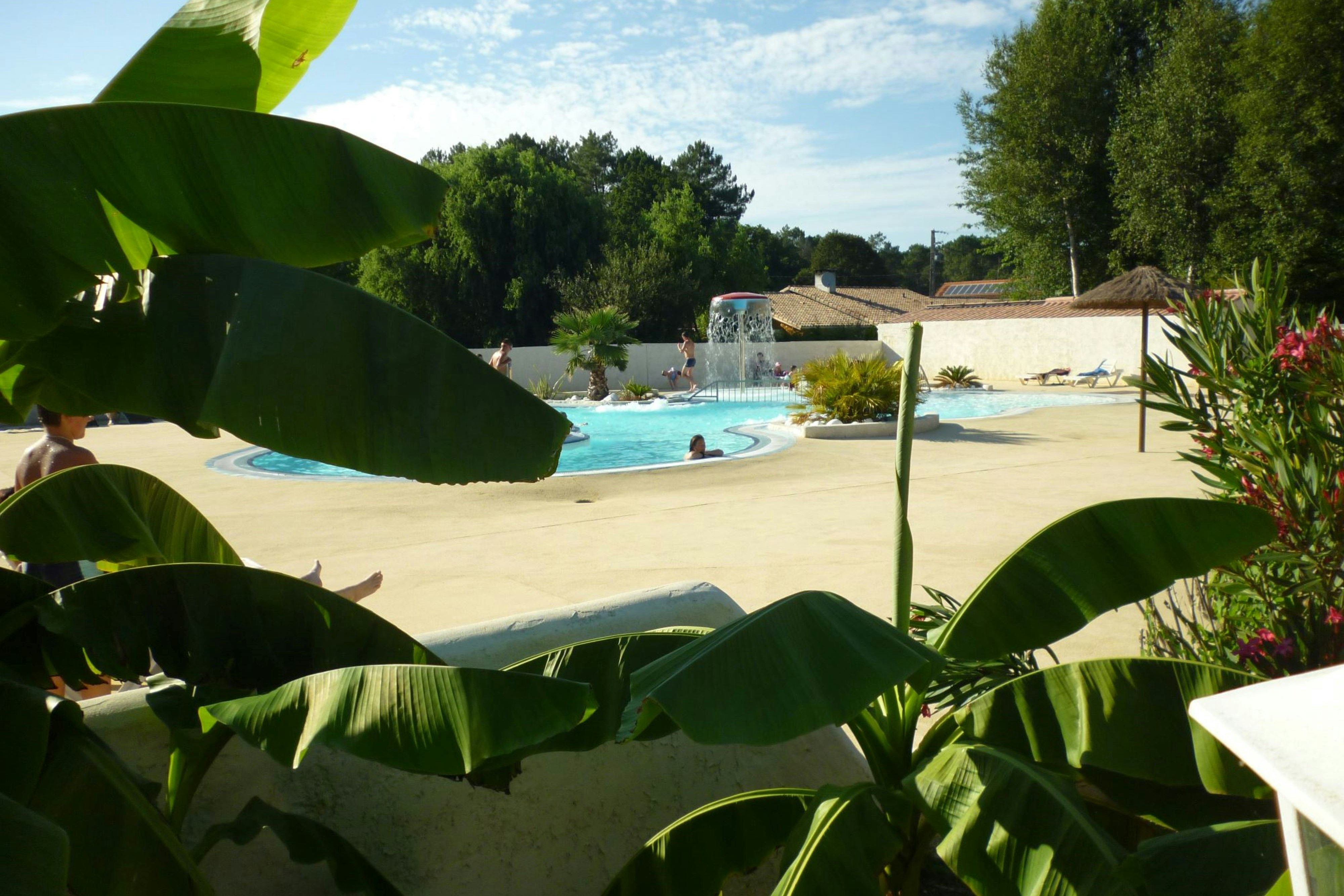 Camping Les Bruyères - Pool im Freien auf dem Campingplatz