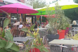 Camping Les Calquières - Außenbereich des lokalen Restaurants auf dem Campingplatz