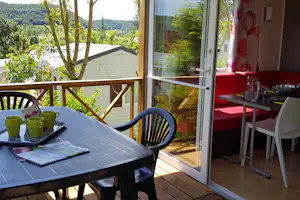 Camping Les Calquières - Blick auf Innenraum und Terrasse im Mobilheim auf dem Campingplatz