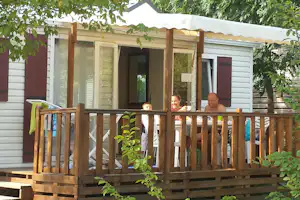 Camping Les Calquières - Gäste auf der Terrasse des Mobilheimes auf dem Campingplatz