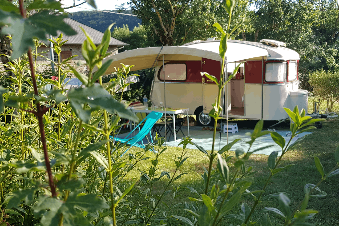 Camping Les Calquières - Wohnmobilparkplatz auf dem Rasen im Grünen auf dem Campingplatz