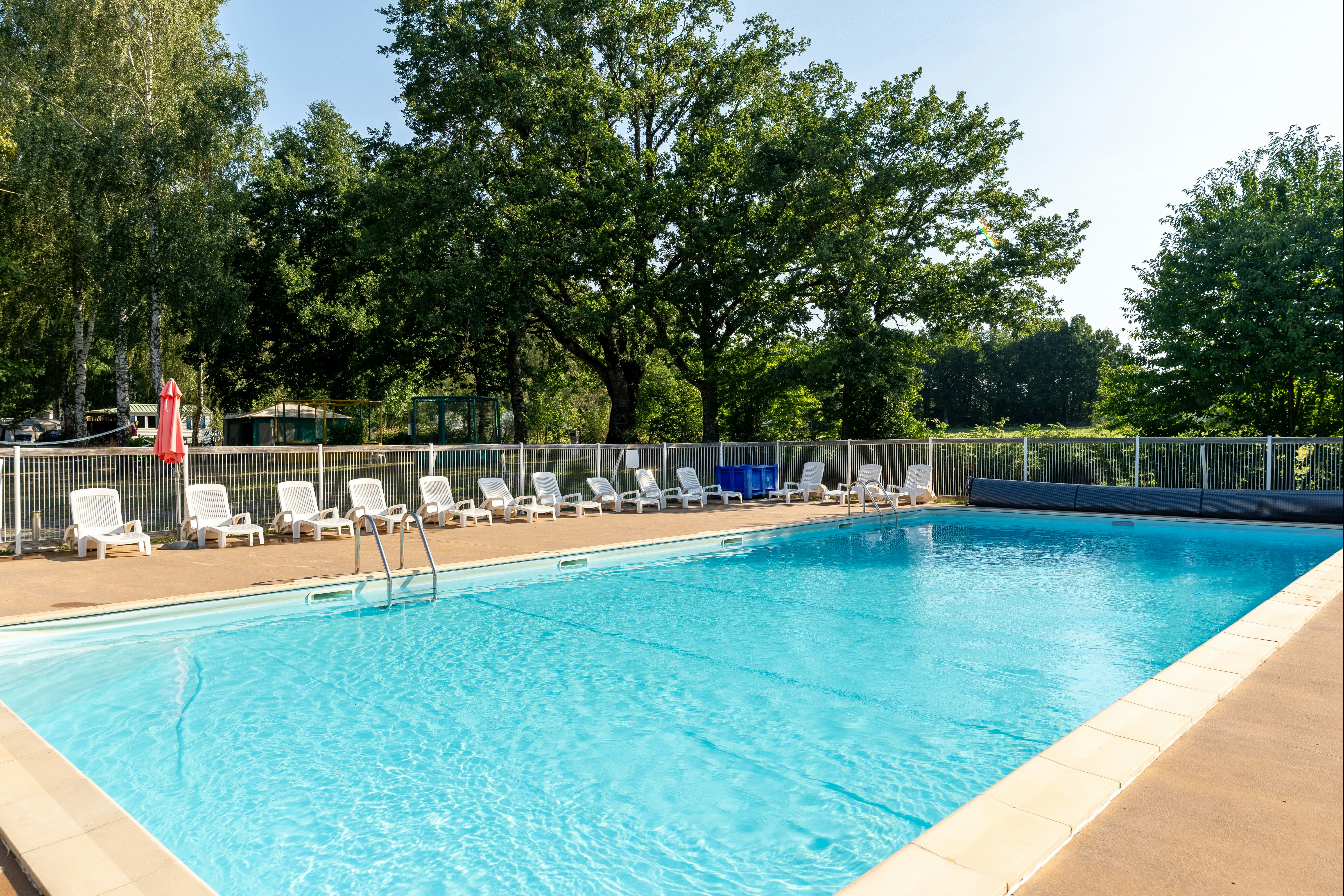 Camping Koawa Les Cantarelles  Camping Les Cantarelles  - Pool im Freien mit Liegestühlen