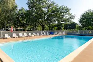 Camping Koawa Les Cantarelles Camping Les Cantarelles - Pool im Freien mit Liegestühlen
