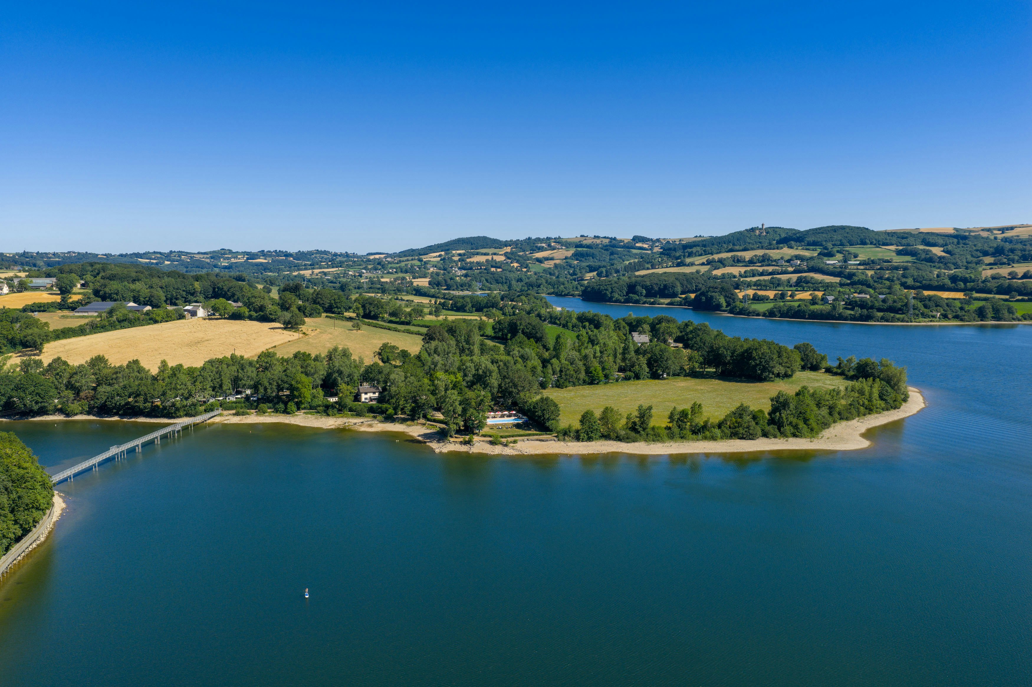 Camping Les Cantarelles  - Luftaufnahme des Campingplatzes am See