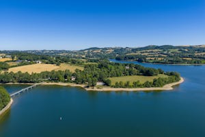 Camping Les Cantarelles - Luftaufnahme des Campingplatzes am See