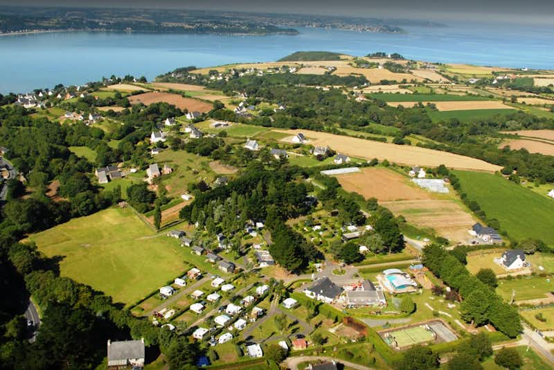 Camping Les Capucines  -  Luftaufnahme vom Campingplatz in Nähe vom Atlantik in der Bretagne