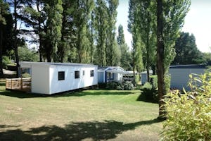 Camping Les Capucines - Mobilheime vom Campingplatz mit Veranden im Grünen