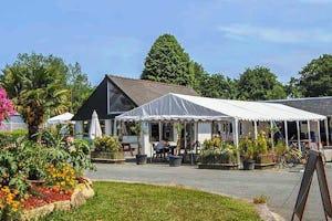Camping Les Capucines - Restaurant vom Campingplatz mit Terrasse