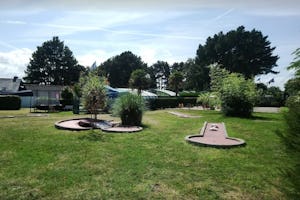 Camping Les Capucines - Minigolf und Trampolin auf dem Campingplatz