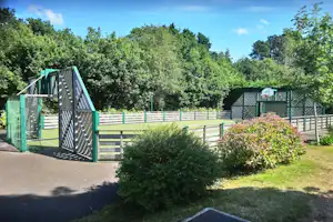 Camping Les Capucines - Sportplatz für Basketball und Fußball auf dem Campingplatz