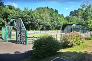 Camping Les Capucines - Sportplatz für Basketball und Fußball auf dem Campingplatz