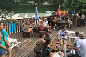 Camping Les Cariamas - Campingplatz Terrasse mit Blick auf den Pool