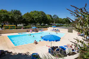 Camping Les Cascades - Pool mit Liegestühlen und Sonnenschirmen auf dem Campingplatz