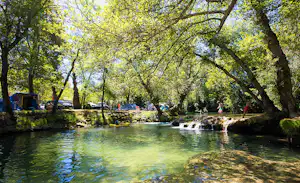 Camping Les Cascades - See auf dem Campingplatz