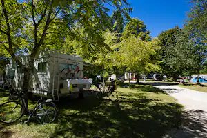 Camping Les Cascades - Stellplätze im Schatten der Bäume
