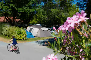 Camping Les Cascades - Zeltplätze im Grünen