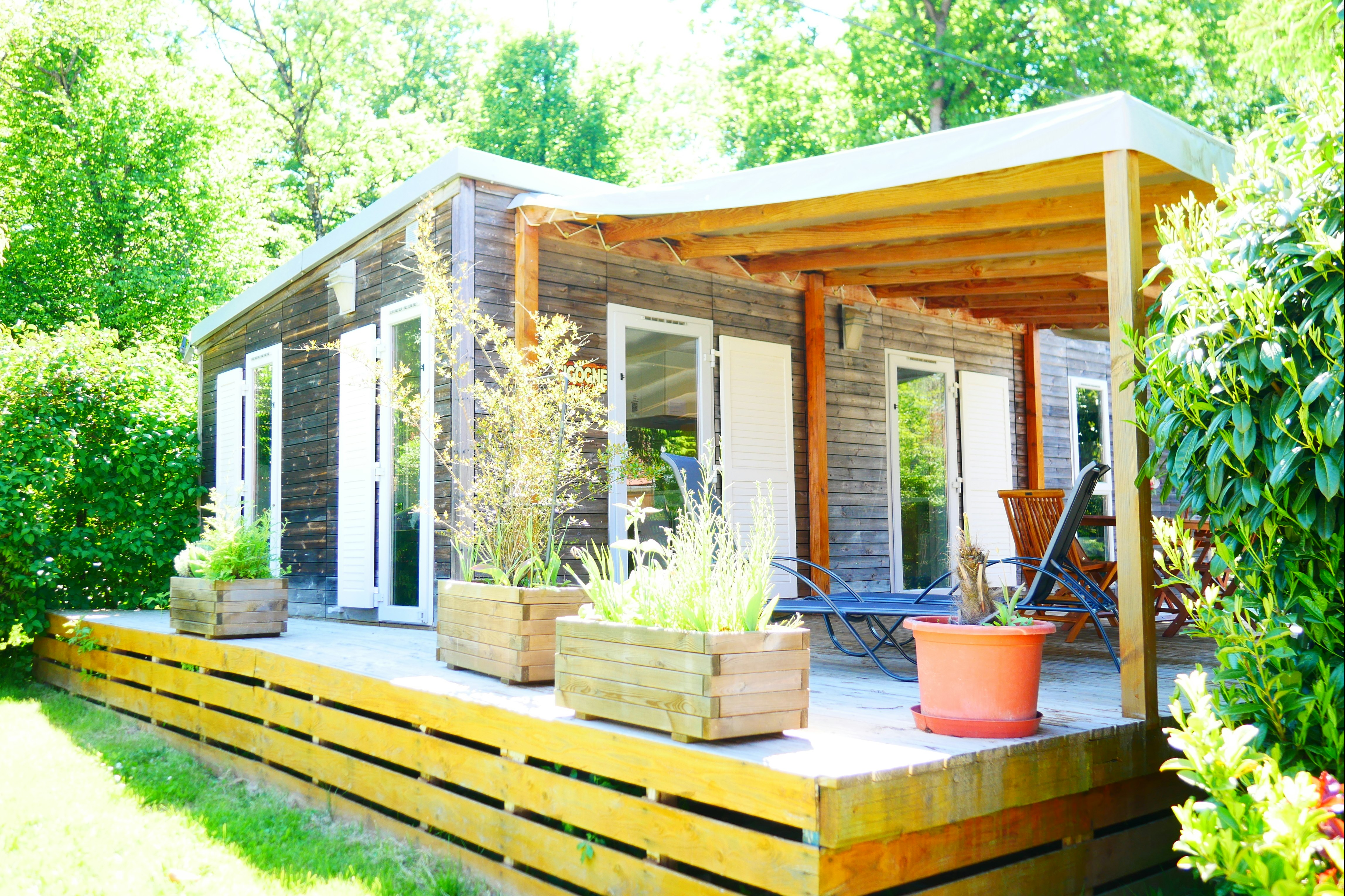 Camping Les Castors  - Mobilheim mit Terrasse auf dem Campingplatz