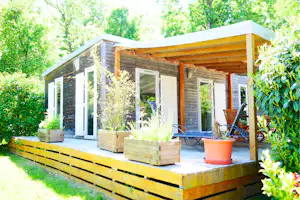 Camping Les Castors - Mobilheim mit Terrasse auf dem Campingplatz