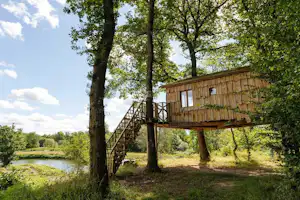 Camping Les Castors - erhöhtes Mobilheim im Grünen auf dem Campingplatz