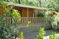 Camping Les Cent Chênes - Holz Mobilheime mit Terrasse im shatten den baume