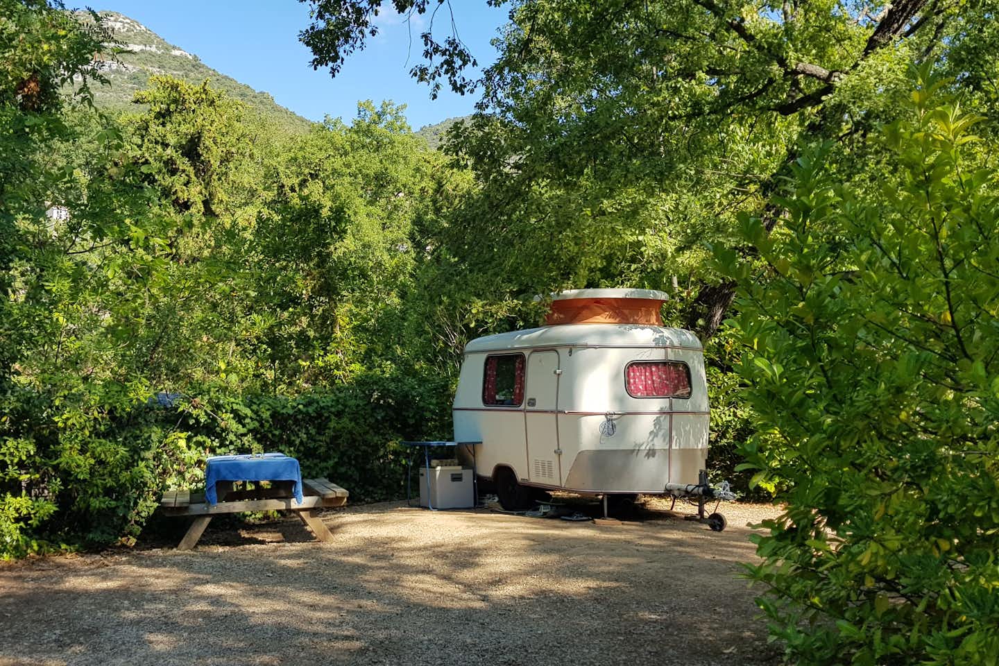 Camping Les Cent Chênes - Umgeben von Wald Wohnwagen stellplatz mit tisch