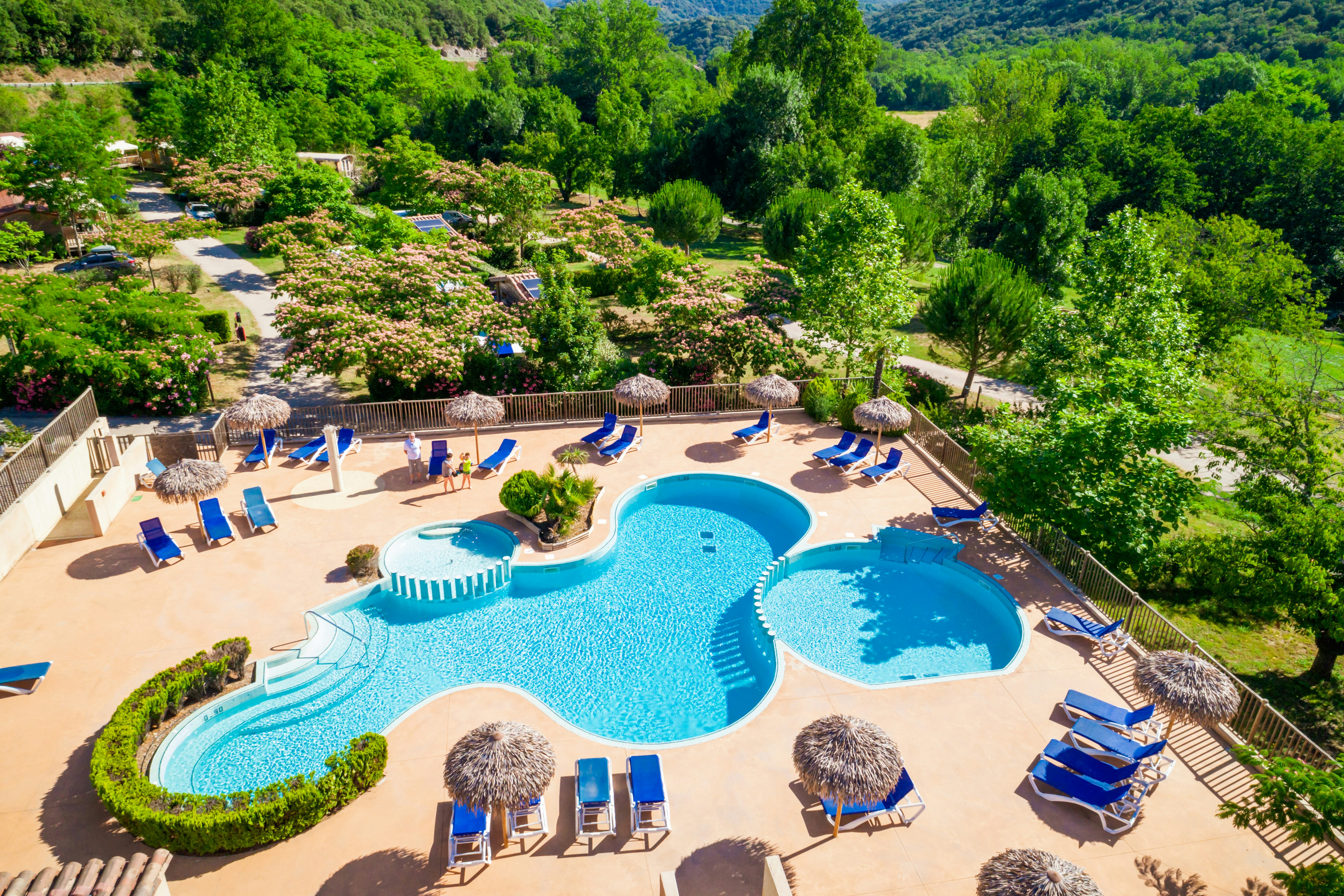 Camping Les Cerisiers du Jaur  - Pool im Freien mit Liegestühlen und Sonnenschirmen