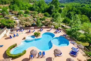 Camping Les Cerisiers du Jaur - Pool im Freien mit Liegestühlen und Sonnenschirmen