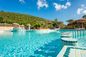 Camping Les Cerisiers du Jaur - Pool im Freien mit Liegestühlen und Sonnenschirmen