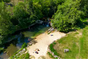 Camping Les Cerisiers du Jaur - Blick auf den Badestrand am Campingplatz