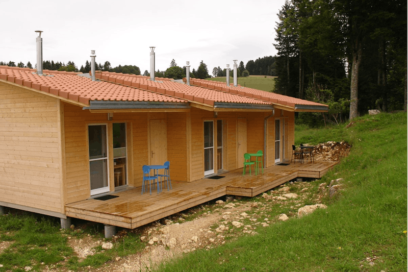 Camping Les Cerneux -  Mobilheime mit Terrasse auf dem Campingplatz